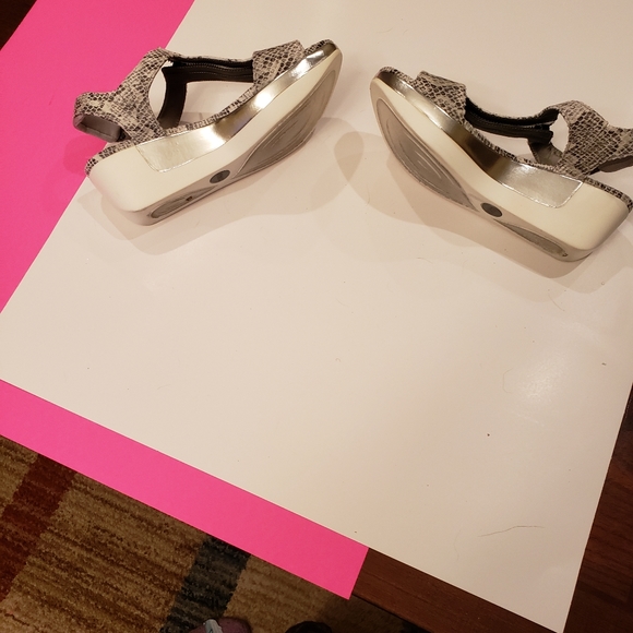 Reaction kenneth cole female shoes. Black and white , size 10. - Picture 4 of 4